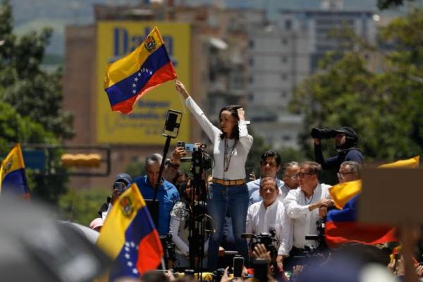 Pemimpin oposisi Venezuela, Maria Corina Machado, mengibarkan bendera dalam protes terhadap hasil pemilu yang diumumkan oleh pemerintahan Presiden Nicolas Maduro setelah ia dinyatakan sebagai pemenang pemilu, di Caracas, Venezuela, 28 Agustus 2024. REUTERS 