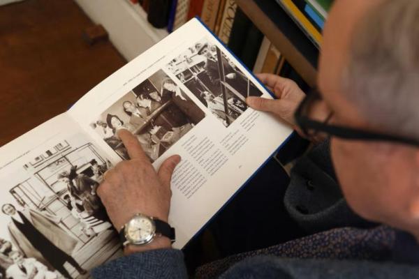 Pangeran Paris Jean dOrleans, kepala Keluarga Kerajaan Prancis, melihat foto pameran tahun 1958 di Lisbon yang memamerkan perhiasan yang dikenakan oleh nenek dan buyutnya, yang kemudian dicuri dari Museum Louvre, dalam sebuah wawancara dengan Reuters di rumahnya di sebelah Kapel Kerajaan Dreux, Prancis, 30 Oktober 2025. REUTERS 