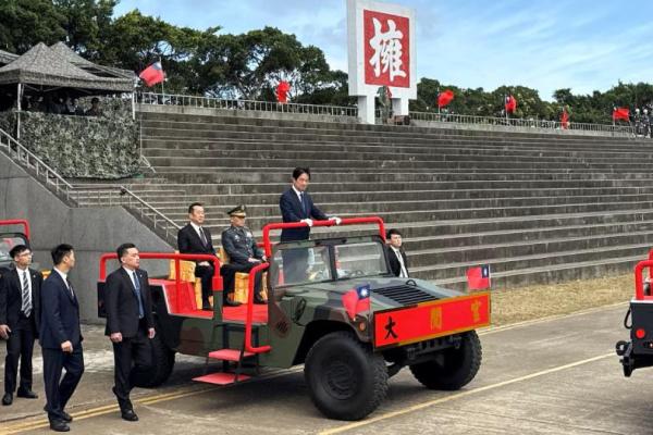 Presiden Taiwan Lai Ching-te dan Menteri Pertahanan Wellington Koo menghadiri upacara peresmian batalion pertama tank M1A2T Abrams Taiwan, di pangkalan militer Hukou di Hsinchu, Taiwan, 31 Oktober 2025. REUTERS 
