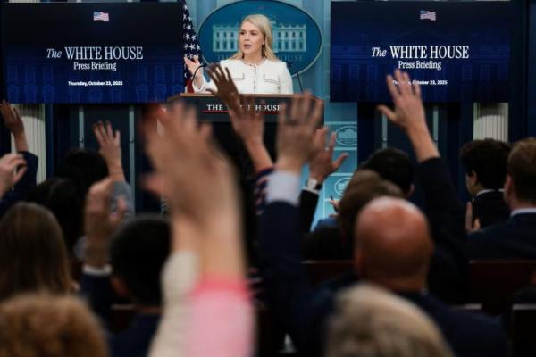 Sekretaris Pers Gedung Putih, Karoline Leavitt, menjawab pertanyaan dari wartawan dalam konferensi pers di Gedung Putih, Washington, D.C., AS, 23 Oktober 2025. REUTERS 