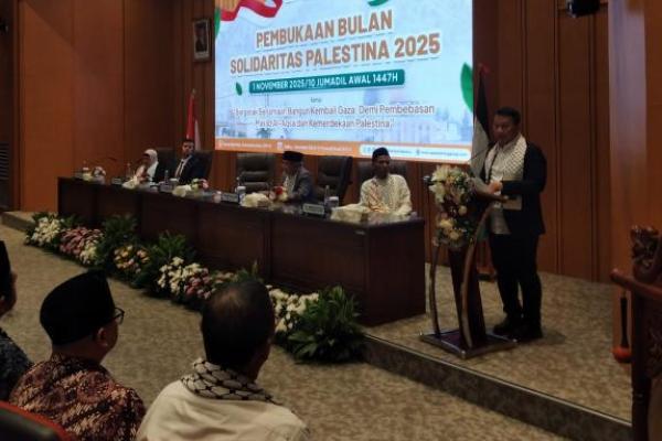 Ketua Badan Kerja Sama Antar Parlemen (BKSAP) DPR RI Mardani Ali Sera (di podium) saat sambutan pembukaan Bulan Solidaritas Palestina (BSP) yang digelar Aqsa Working Group (AWG) bekerja sama dengan BKSAP DPR RI di Jakarta, Sabtu (1/11/2025). Foto: katakini. 
