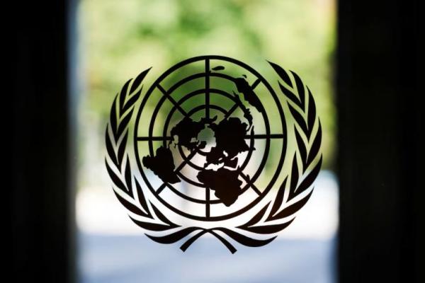 Logo Perserikatan Bangsa-Bangsa menghiasi jendela di markas besar PBB di New York City, AS, 18 September 2025. REUTERS 