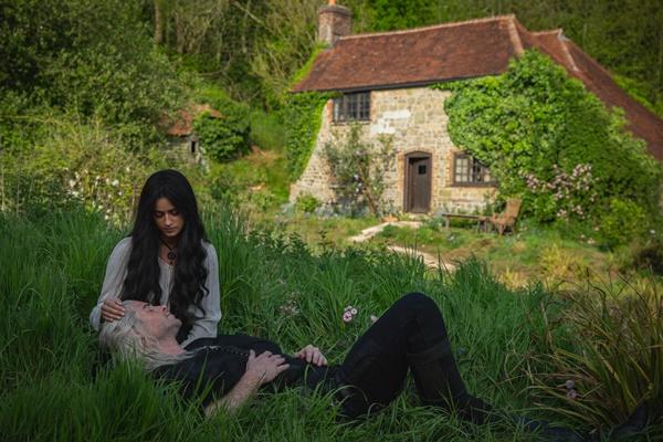 The Witcher S4E2 `Dream of a Wish Fulfilled`yang dibintangi Anya Chalotra dan Liam Hemsworth. (FOTO: NETFLIX) 