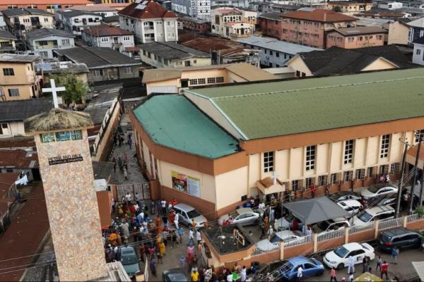 Pemandangan dari drone saat umat Kristen meninggalkan Gereja Katolik Santo Petrus dan Paulus setelah misa Minggu di Palmgrove, Lagos, Nigeria, 2 November 2025. REUTERS 
