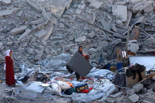 Warga Palestina memeriksa lokasi serangan Israel semalam terhadap sebuah rumah di Kota Gaza, 29 Oktober 2025. REUTERS 