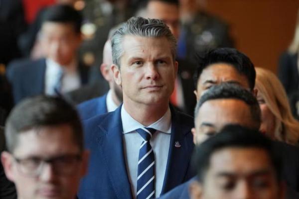 Menteri Pertahanan AS Pete Hegseth berjalan bersama stafnya sebelum jamuan makan siang tingkat menteri pada Pertemuan Menteri Pertahanan ASEAN di Kuala Lumpur, Malaysia, Sabtu, 1 November 2025. Foto via REUTERS 