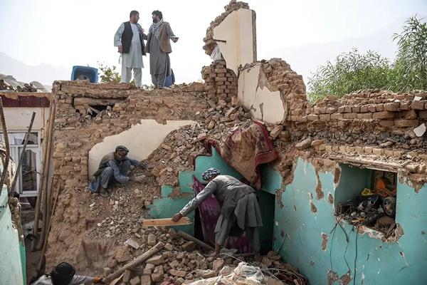 Para penyintas gempa bumi Afghanistan mencari di antara sisa-sisa rumah yang rusak di sebuah desa di Tashqurghan, di distrik Khulm, provinsi Samangan pada tanggal 3 November 2025. (FOTO: AFP) 
