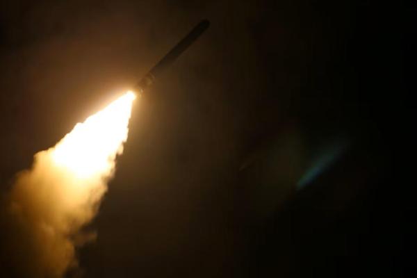 Kapal perusak berpeluru kendali Angkatan Laut AS USS Laboon menembakkan rudal serang darat Tomahawk pada 14 April 2018. Handout via REUTERS 