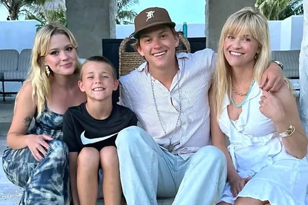Reese Witherspoon bersama anak-anaknya Ava, Tennessee, dan Deacon. (FOTO: INSTAGRAM) 