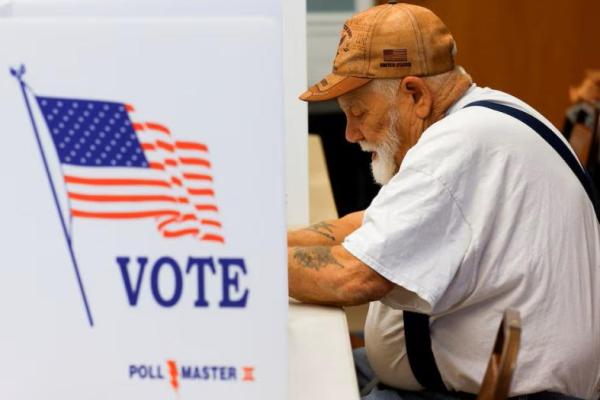 Seorang pria memberikan suara di gereja St Andrew selama pemilihan presiden AS 2024 pada Hari Pemilihan di Erie, Pennsylvania, AS, 5 November 2024. REUTERS 