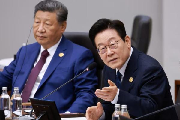 Presiden Tiongkok Xi Jinping dan Presiden Korea Selatan Lee Jae Myung menghadiri KTT Kerja Sama Ekonomi Asia-Pasifik di Gyeongju, Korea Selatan, 1 November 2025. Yonhap via REUTERS 
