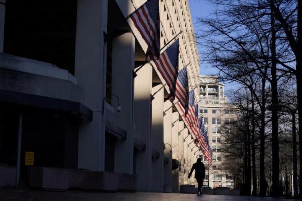 Seorang pejalan kaki berjalan melewati markas besar Biro Investigasi Federal di Washington, AS, 22 Maret 2019. REUTERS 