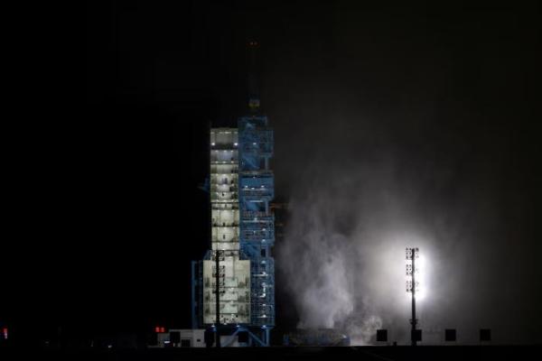 Landasan peluncuran setelah roket Long March 2F yang membawa pesawat ruang angkasa Shenzhou-21 bersama astronaut Zhang Hongzhang, Zhang Lu, dan Wu Fei meluncur ke stasiun luar angkasa Tiangong Tiongkok dari landasan peluncuran di Pusat Peluncuran Satelit Jiuquan, dekat Jiuquan, provinsi Gansu, Tiongkok, 31 Oktober 2025. REUTERS 