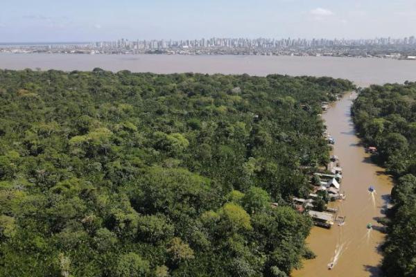 Gambar drone menunjukkan hutan hujan Amazon dan kota Belem di belakang menjelang COP 30, di Ilha do Combu, Belem, negara bagian Para, Brasil, 10 Agustus 2025. REUTERS 