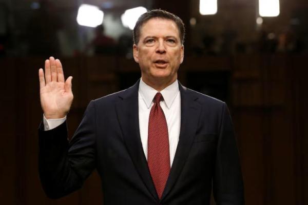Mantan Direktur FBI James Comey diambil sumpah sebelum memberikan kesaksian di hadapan sidang Komite Intelijen Senat mengenai dugaan campur tangan Rusia dalam pemilihan presiden AS 2016 di Capitol Hill di Washington, AS, 8 Juni 2017. REUTERS 