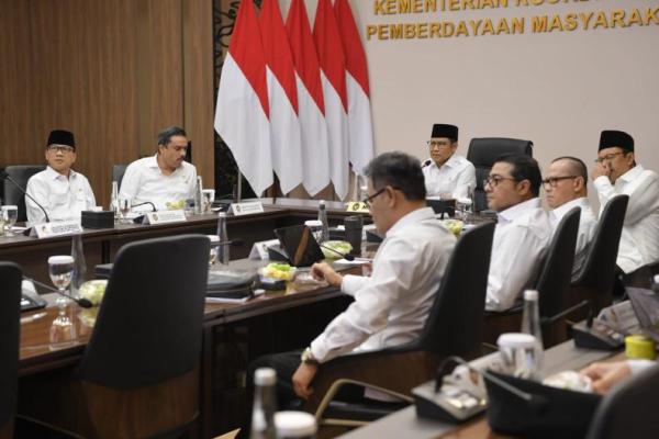 Rapat Koordinasi tingkat Menteri, yang dipimpin oleh Menko PM, Muhaimin Iskandar, di kantor Kemenko PM (Foto: Humas Kemendes PDT) 