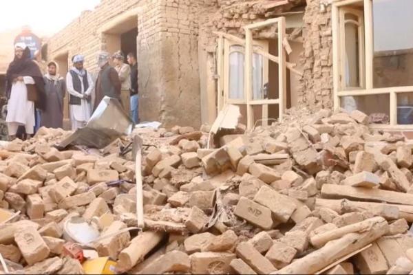 Orang-orang berkumpul di dekat bangunan yang rusak, setelah gempa bumi, di distrik Tashqurghan, provinsi Samangan, Afghanistan, 3 November 2025. Reuters TV via REUTERS 