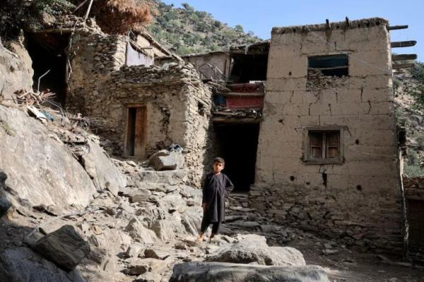 Seorang anak laki-laki berdiri di depan rumah-rumah yang rusak akibat gempa bumi mematikan yang melanda Provinsi Kunar dan Nangarhar di Afghanistan, di Desa Masud, Distrik Nurgal, Provinsi Kunar, Afghanistan, 4 September 2025. REUTERS 