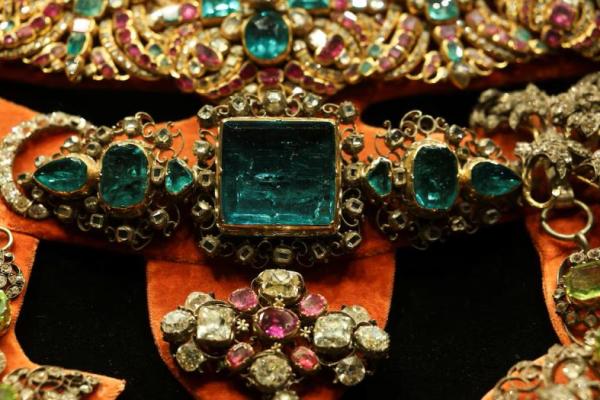 Sebuah kalung dengan zamrud dan rubi dipajang di Museum Harta Karun San Gennaro di Napoli, Italia, 23 Oktober 2025. REUTERS 