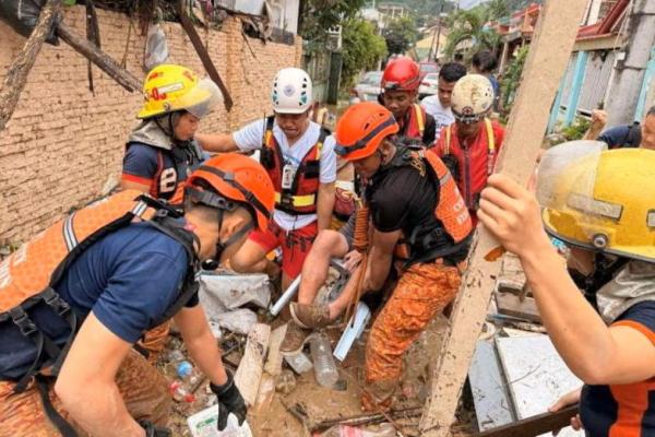 Personel Palang Merah Filipina menyelamatkan seorang warga setelah hujan deras yang dibawa oleh Topan Kalmaegi, di Talamban, Kota Cebu, Filipina, 4 November 2025. Handout via REUTERS 