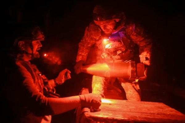 Pasukan artileri dari Brigade Jaeger Terpisah ke-152 menurunkan peluru untuk howitzer gerak sendiri M114, dekat kota garis depan Pokrovsk di wilayah Donetsk, Ukraina, 14 Oktober 2025. REUTERS 