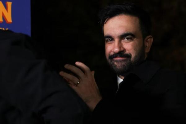 Calon Wali Kota New York City dari Partai Demokrat, Zohran Mamdani, terlihat saat ia mengadakan rapat umum kampanye menjelang hari pemilihan, di wilayah Queens, New York City, AS, 3 November 2025. REUTERS 