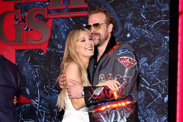 Millie Bobby Brown dan David Harbour di pemutaran perdana Stranger Things Season 4 pada tahun 2022. (FOTO: GETTY IMAGE) 