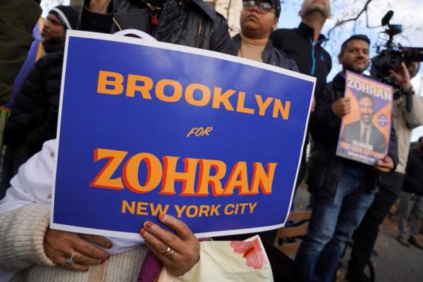 Para pendukung kandidat Demokrat untuk Wali Kota New York City, Zohran Mamdani, menghadiri acara kampanye di wilayah Queens, New York City, AS, 1 November 2025. REUTERS 