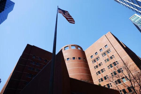 Bendera AS berkibar di atas gedung pengadilan federal Boston, Massachusetts, AS, 13 April 2023. REUTERS 