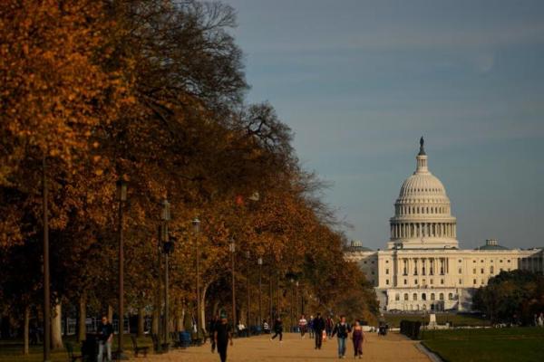 Orang-orang berjalan di sepanjang National Mall, menghadap gedung Capitol AS, di Washington, AS, 2 November 2025. REUTERS 