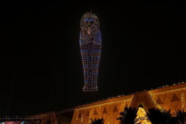 Pertunjukan cahaya drone menggambarkan sarkofagus firaun kuno raja Tutankhamun selama upacara pembukaan Museum Agung Mesir di Giza, Mesir, 1 November 2025. REUTERS 