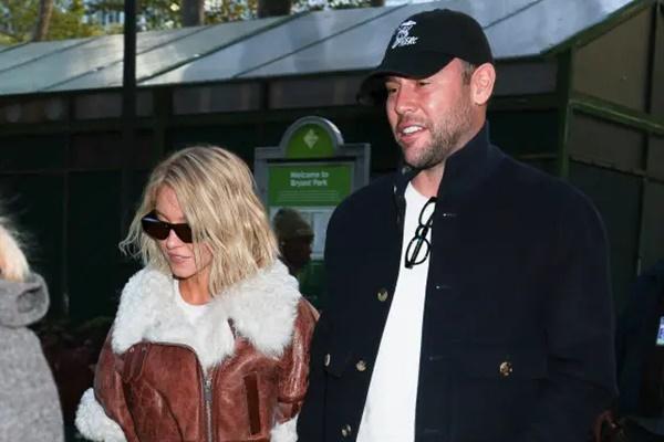 Sydney Sweeney terlihat bersama Scooter Braun di NYC pada hari Selasa (4/11/2025). (FOTO: BACKGRID) 