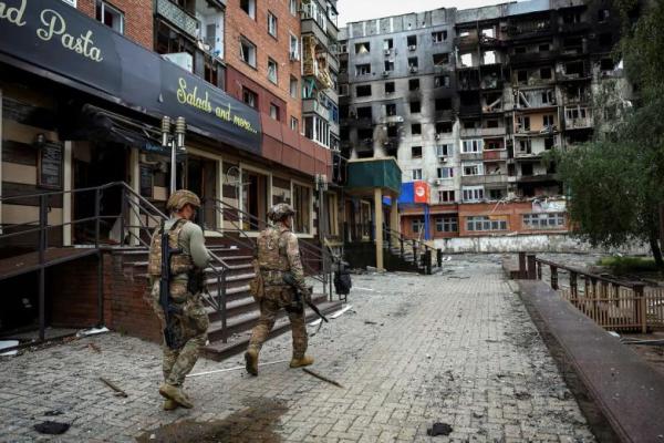 Anggota unit White Angel, petugas polisi Ukraina yang mengevakuasi warga dari kota dan desa di kota garis depan Pokrovsk, wilayah Donetsk, Ukraina, 21 Mei 2025. REUTERS 