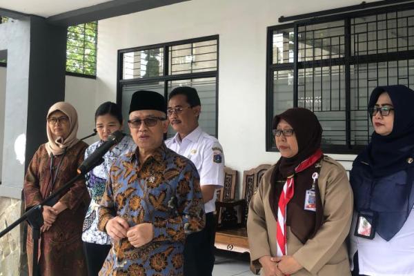 Wamendikdasmen Atip Latifulhayat saat jumpa pers usai meninjau pelaksanaan TKA di SMAN 54 dan SMKN 26 Jakarta (Foto: Ist) 