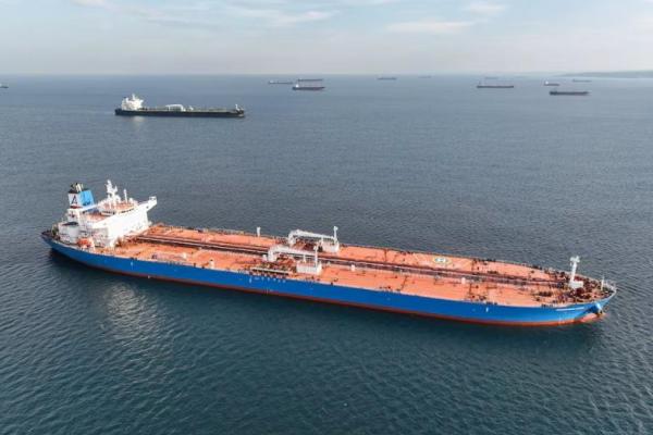 Kapal tanker minyak menunggu di tempat berlabuh di Laut Hitam di lepas pantai Kilyos dekat Istanbul, Turki, 8 Desember 2022. REUTERS 