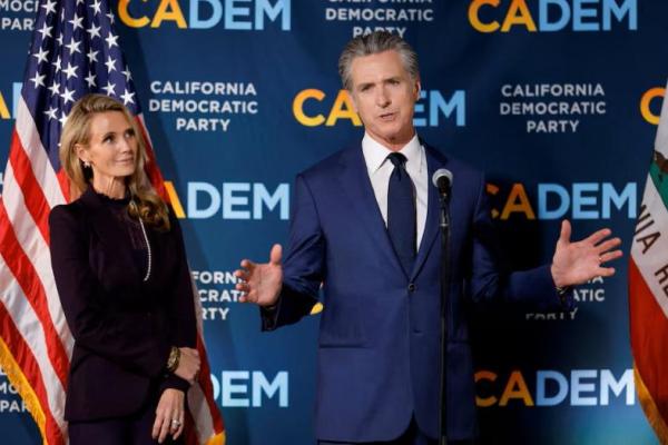 Gubernur California Gavin Newsom berbicara di samping istrinya Jennifer Siebel Newsom setelah pemilihan khusus California di Sacramento, California, AS, 4 November 2025. REUTERS 