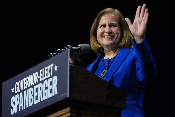 Ghazala Hashmi berbicara di atas panggung pada pesta malam pemilihan untuk Demokrat Abigail Spanberger setelah Hashmi dinyatakan sebagai pemenang pemilihan wakil gubernur Virginia pada Selasa, 4 November 2025, di Richmond, Virginia, Amerika Serikat. (FOTO: AFP) 
