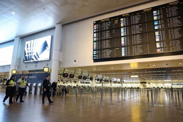Staf berjalan melewati papan keberangkatan di Bandara Brussels setelah layanan kontrol lalu lintas udara Belgia melaporkan penampakan drone, di Zaventem, Belgia, 4 November 2025. REUTERS 