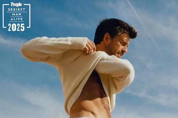 Jonathan Bailey didapuk sebagai Pria Terseksi di Dunia alias Sexiest Man Alive 2025 versi Majalah People. (FOTO: PEOPLE) 