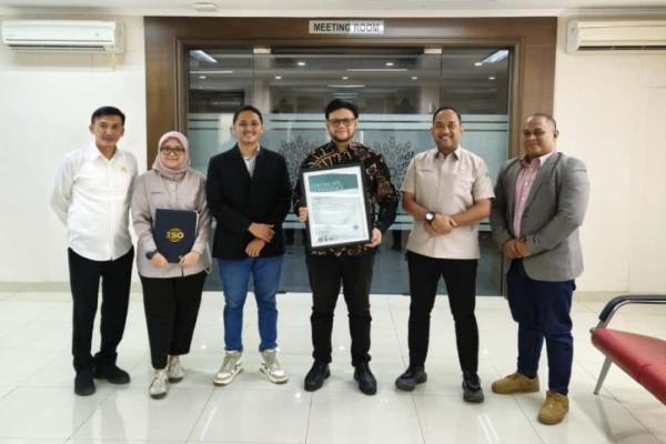 Kepala Balai Kesehatan Kerja Pelayaran (BKKP) Kementerian Perhubungan Wisnu Wardana (tengah) saat menerima ISO 9001:2025 di Jakarta, Kamis (6/11/2025). Foto: dok. katakini 