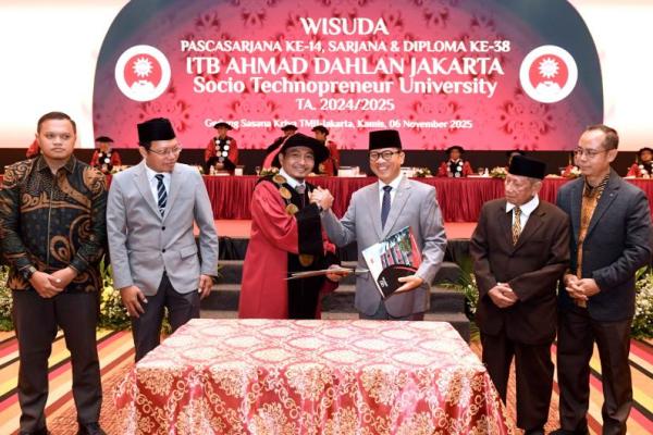 Mendes PDT Yandri Susanto menandatangani Memorandum of Understanding (MoU) dengan Institut Teknologi dan Bisnis (ITB) Ahmad Dahlan (Foto: Humas Kemendes PDT) 