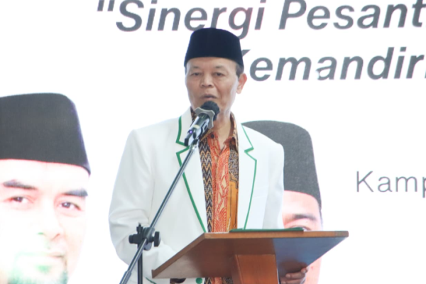 Wakil Ketua MPR RI Hidayat Nur Wahid atau HNW dalam Forum Diskusi Aktual Berbangsa dan Bernegara bertema Pesantren Kuat, Indonesia Maju: Sinergi dan Kolaborasi untuk Penguatan Dakwah dan Kemandirian Pesantren, yang diselenggarakan atas kerja sama MPR RI dengan Majelis Pesantren Dakwah Indonesia (MPDI) di Kampoeng Wisata Gowes, Depok, Jawa Barat, Kamis (Foto: Humas MPR) 