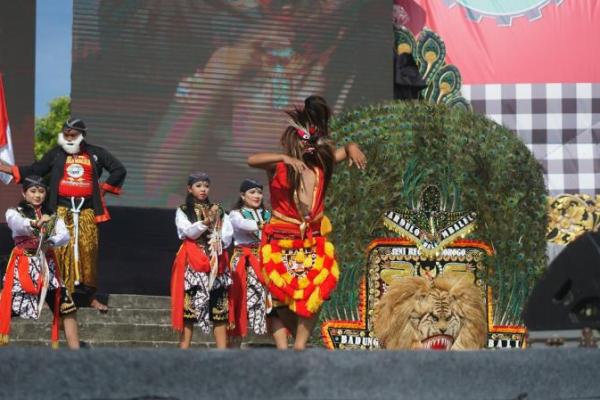 Penampilan kesenian Reog Ponorogo (Foto: Unsplash/Setengah Limasore) 