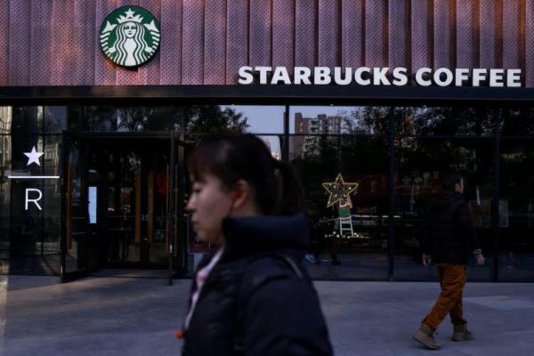 Orang-orang berjalan melewati kedai kopi Starbucks di Beijing, Tiongkok, 4 November 2025. REUTERS 