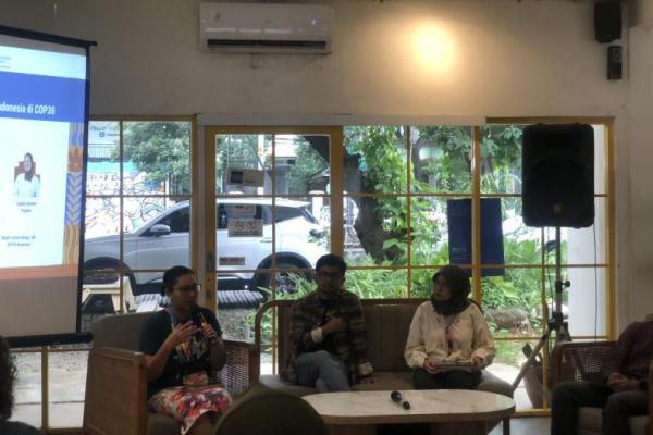 Diskusi `Drop the COP: Memantau Komitmen dan Menanti Aksi Iklim Indonesia di COP30` yang diselenggarakan di kawasan Blok M, Jakarta Selatan, Sabtu (8/11/2025) (Foto: Habib/Katakini.com) 