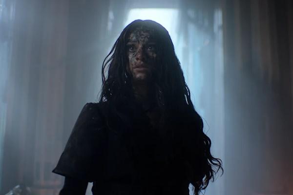 The Witcher S4E6 `Twilight of the Wolf`yang dibintangi Anya Chalotra sebagai Yennefer of Vangerberg. (FOTO: NETFLIX) 