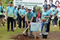 Ketua DPD RI Sultan B Najamudin menanam pohon pada puncak peringatan HUT ke 29 DPD RI di Jakarta, Minggu (9/11/2025).  Foto: bambang tri/katakini