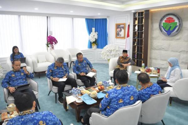 Menteri Desa dan Pembangunan Daerah Tertinggal (Mendes PDT) Yandri Susanto saat menerima audiensi dari Pemerintah Kabupaten Serang (Foto: Humas Kemendes PDT) 