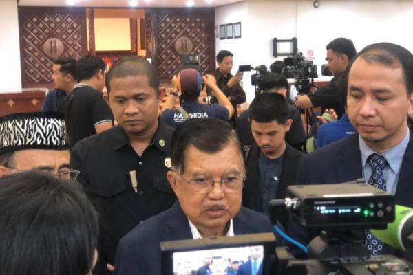 Wakil Presiden (Wapres) ke-10 dan ke-12 Jusuf Kalla saat ditemui di Kompleks MPR/DPR RI pada Senin (10/11/2025) (Foto: Muhammad Habib Saifullah/Katakini.com) 