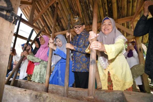 Menteri Desa dan Pembangunan Daerah Tertinggal (Mendes PDT) Yandri Susanto saat melakukan kunjungan ke Kampung Adat Cikondang (Foto: Humas Kemendes PDT) 